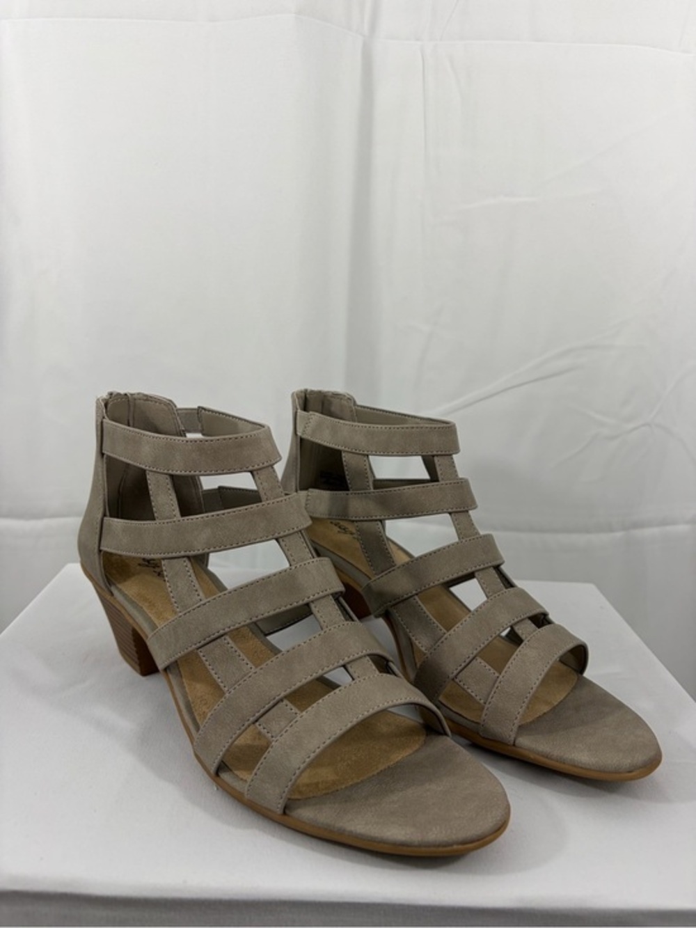 NWT Easy Street Women’s Size 10 Strappy Taupe 2 Inch Block Heel Sandals